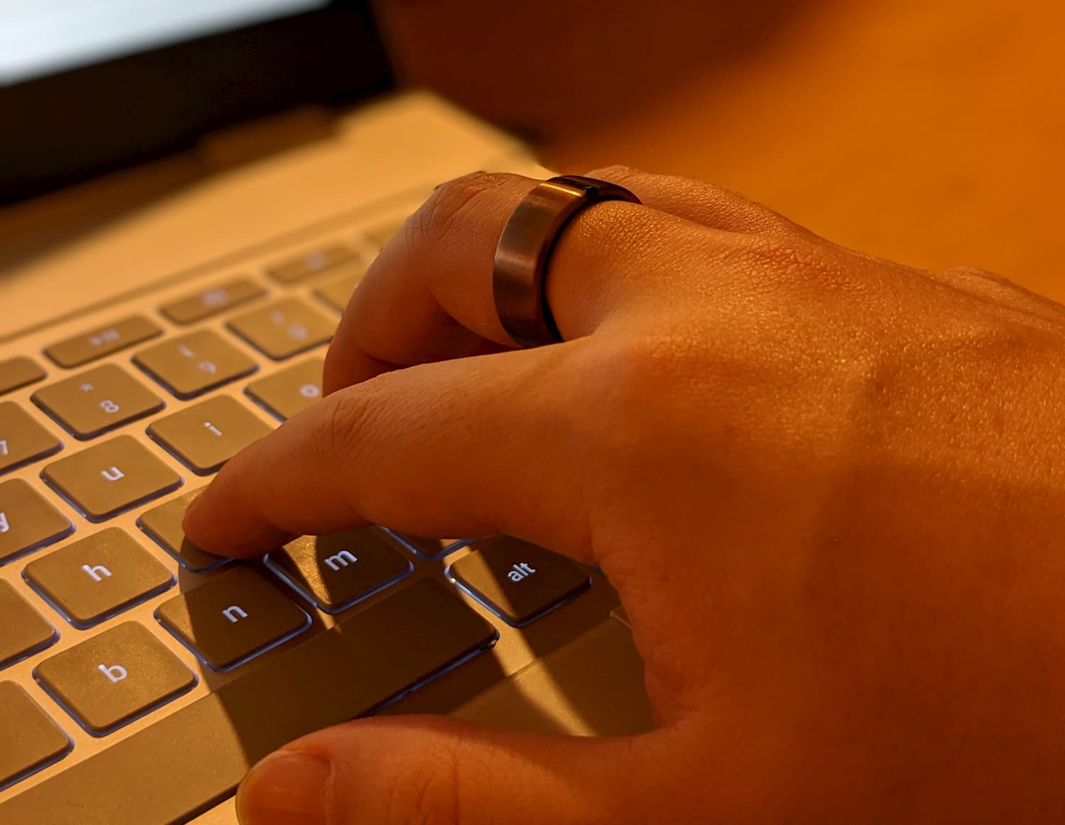 Motiv Ring をつけた状態でタイピングをしている様子