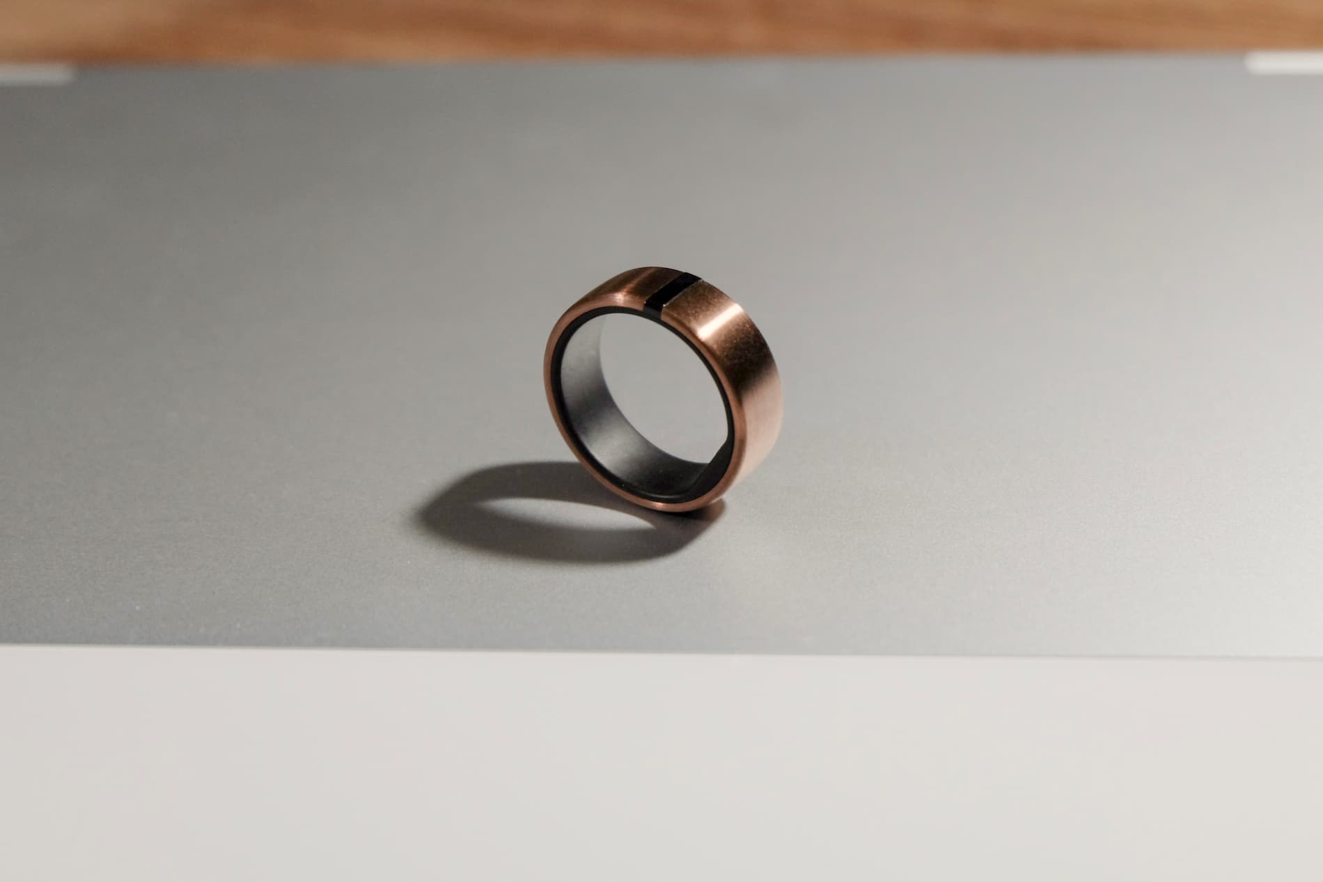 Pixelbook の上に立った状態で置かれた Motiv Ring